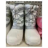 Yoiuth snow boots size 4