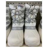 Yoiuth snow boots size 6