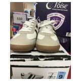 DV womens sneaker size 9