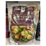 Large cut seasoned croutons 32 oz
