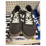 DV womens sneaker size 8