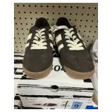 DV womens sneaker size 9