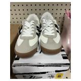 DV womens sneaker size 8