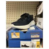Skechers sneaker size 8