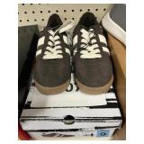 DV womens sneaker size 9