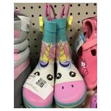 Girls rubber boots size 9/10 missing a star