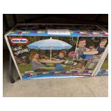 Little Tikes east store play table w/ umbrella