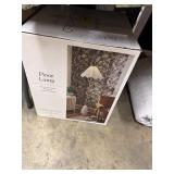 Threshold floor lamp