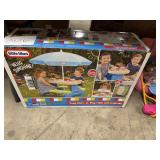 Little Tikes east store play table w/ umbrella