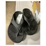 Oofos flip flop M6W8