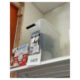 Pet food dispenser holds 25lb