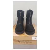 (1) Pair Of Ladies Boots (Size 7) Koolaburra By