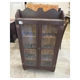 Glass Front Vtg Cabinet (glass cracked)