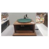 (1) Vintage Phonograph