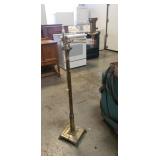 (1) Floor Lamp