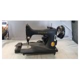 (1) Vintage Singer Sewing Machine