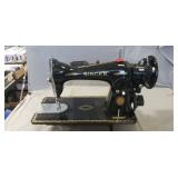 (1) Vintage Singer Sewing Machine