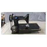 (1) Vintage Singer Sewing Machine