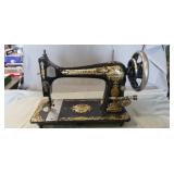 (1) Vintage Singer Sewing Machine
