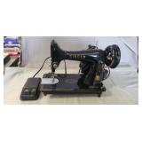 (1) Vintage Singer Sewing Machine