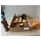 Lot With Wooden Animals, Timer, Frog Family,