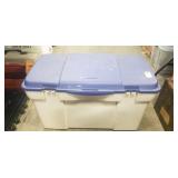 (1) Rubbermaid Plastic Storage Container w/ Lid