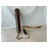 Hanging Scales, Shoehorn