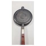 (1) Vintage Wagner Cast Iron Waffle Iron