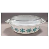 (1) Vintage 2.5 Quart Pyrex "Snowflake" Casserole