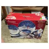 32 Pc. Snowman Dinnerware Set