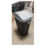 (1) Plastic Trash Can w/ Lid (16"ï¿½22"ï¿½26")