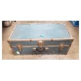 Vintage Steamer/Footlocker w/ Key (30"ï¿½16"ï¿½12")