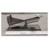 (1) Vintage Metal Egg Scale