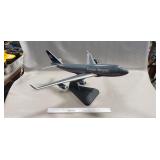 (1) Desktop United Airline Boeing 747 Model