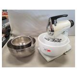 (1) Sunbeam Mixmaster w/ (2) Glass Bowls, (2)
