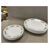 Corelle Holly Christmas Plates (10) Dinner, (8)