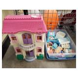 (1) Vintage Fisher-Price Doll House w/ Assorted