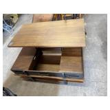 Coffe table the top lifts up has 2 small drawers