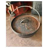 Lodge Cast iron pot with lid