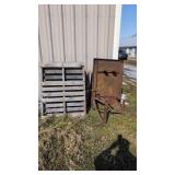 Wooden Pallets Metal Stand