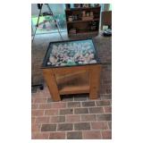 table with seashells