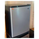 Sanyo Compact Refrigerator, Model SR-2570M