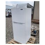Magic Chef HMDR1000WE White Refrigerator