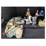 3 Wooden Nutcrackers, Wicker Basket, Cat Clock,