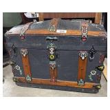 Vtg Steamer Humpback Trunk & Linens. Vtg Steamer Humpback Trunk & Linens.