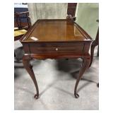 Beautiful Mahogany Queen Ann Leg Side Table.