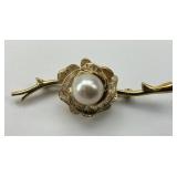 14KT Gold Floral Pin w/ Large Pearl Accent.