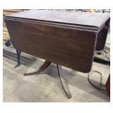 Vtg DropLeaf Parlor Table.