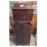 Vtg Mahogany Victrola.