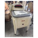 Vtg 1930/40ï¿½s Maytag Square-Tub Wringer Washing